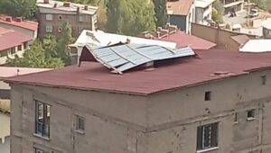 meteoroloji uyarmisti firtina catilari ucurdu Lcy8a8DV.jpg